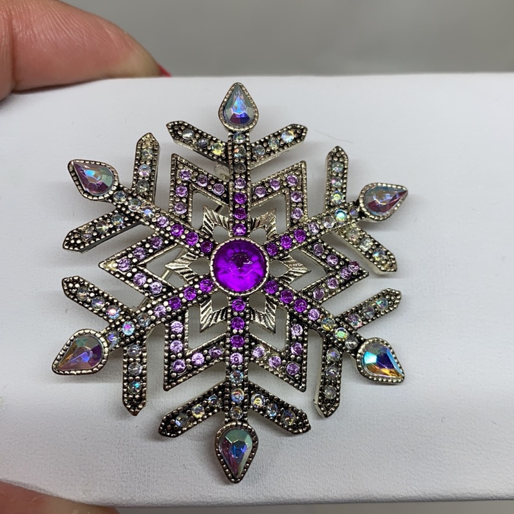 Pretty snowflake pin